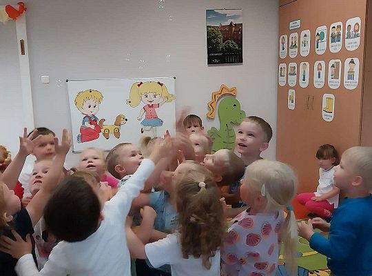 Dzieci łapią bańki