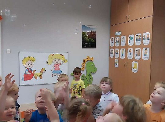 Dzieci łapią bańki