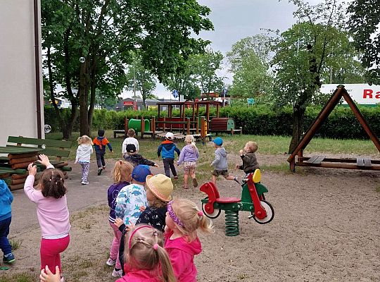 Dzieci łapią bańki