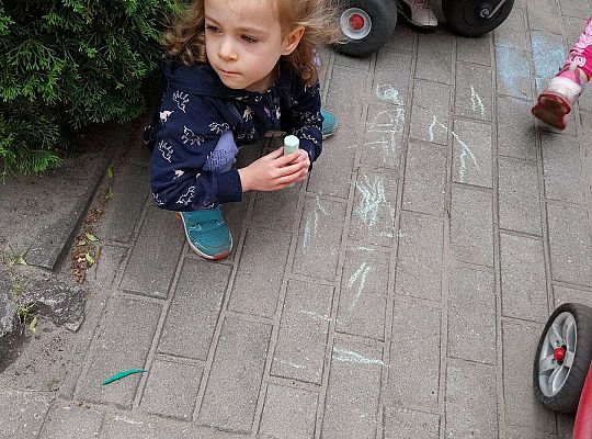 Dzieci rysują kredą