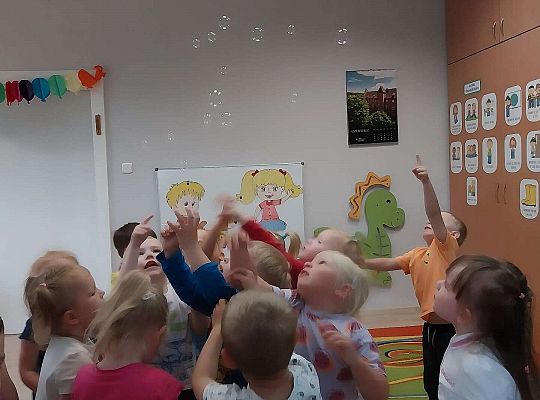 Dzieci łapią bańki