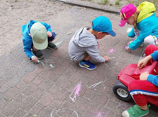 Dzieci rysują kredą