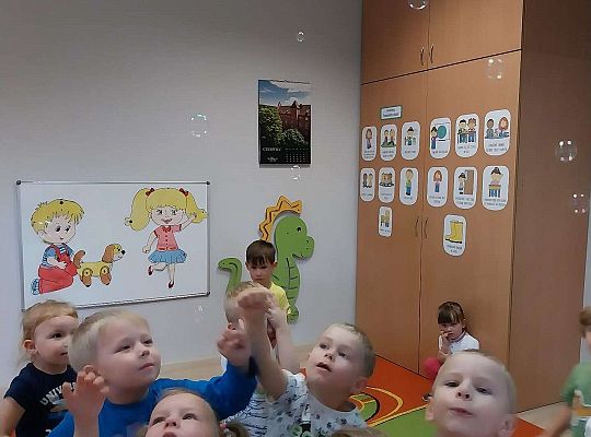 Dzieci łapią bańki