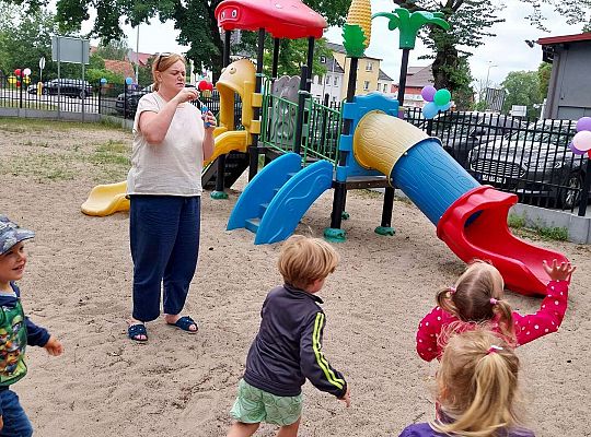 Dzieci łapią bańki