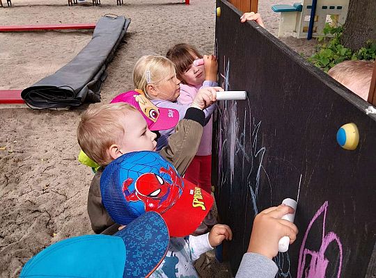 Dzieci rysują kredą