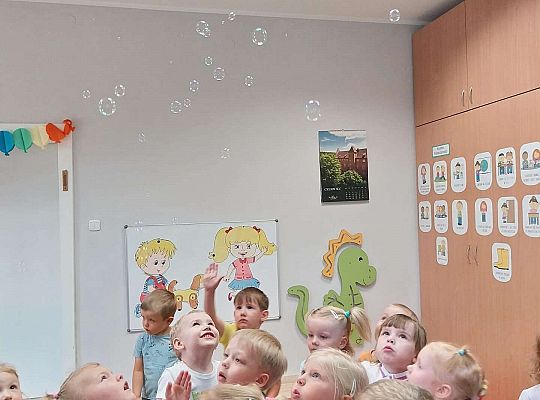 Dzieci łapią bańki