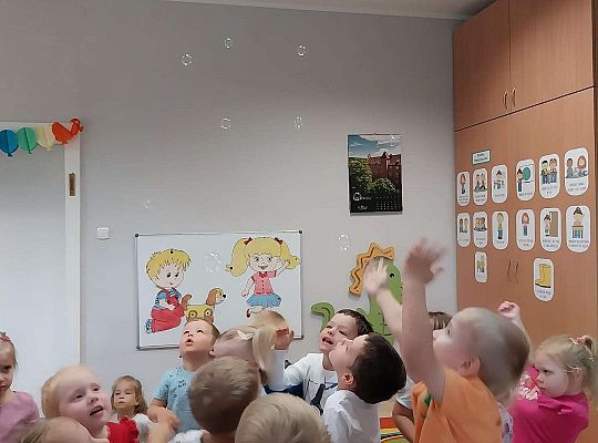 Dzieci łapią bańki