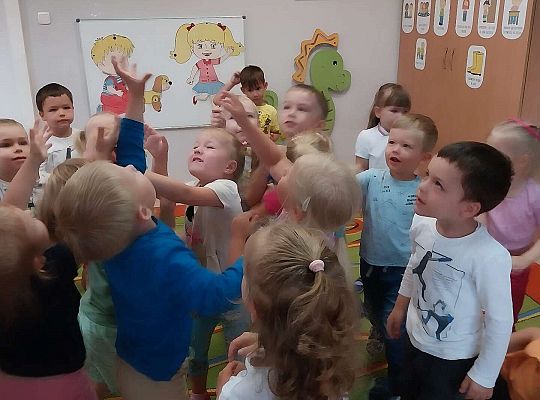 Dzieci łapią bańki