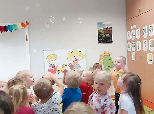 Dzieci łapią bańki