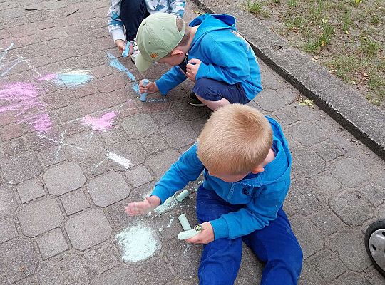 Dzieci rysują kredą