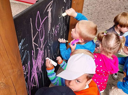 Dzieci rysują kredą