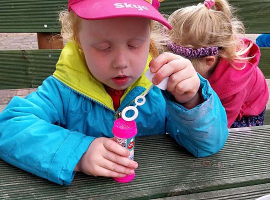 Dziewczynka puszcza bańki