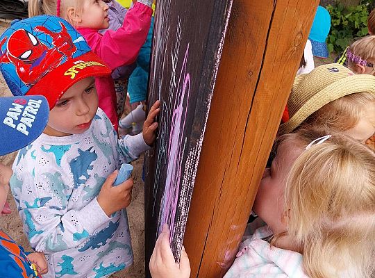 Dzieci rysują kredą