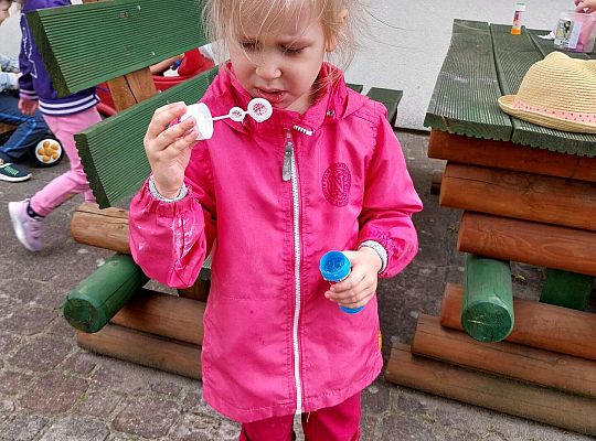 Dziewczynka puszcza bańki