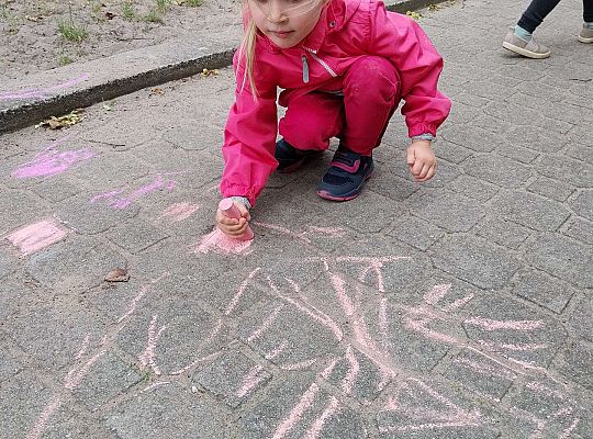 Dzieci rysują kredą