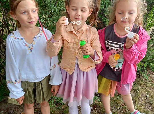 Dzieci puszczają bańki