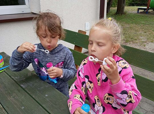 Dzieci puszczają bańki