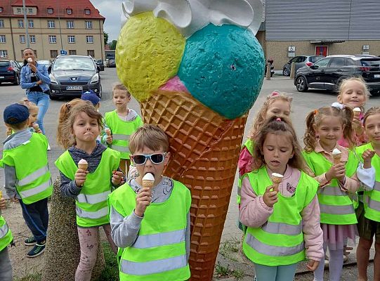 Dzieci jedzą lody