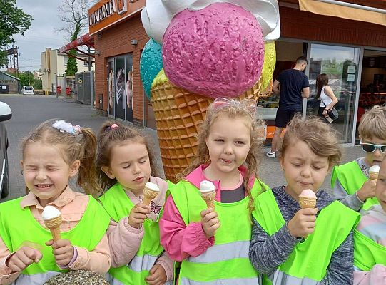 Dzieci jedzą lody