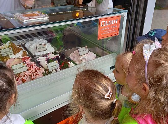 Dzieci kupują lody