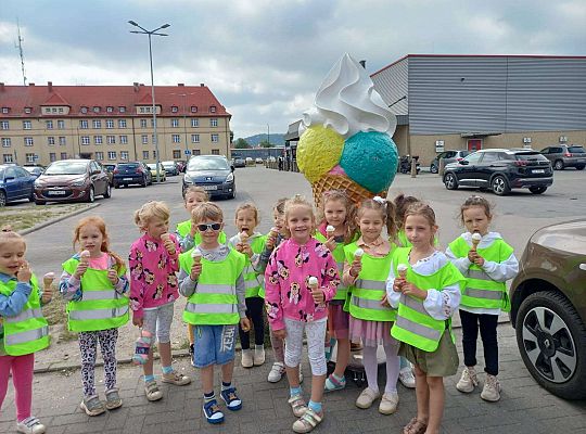 Dzieci jedzą lody