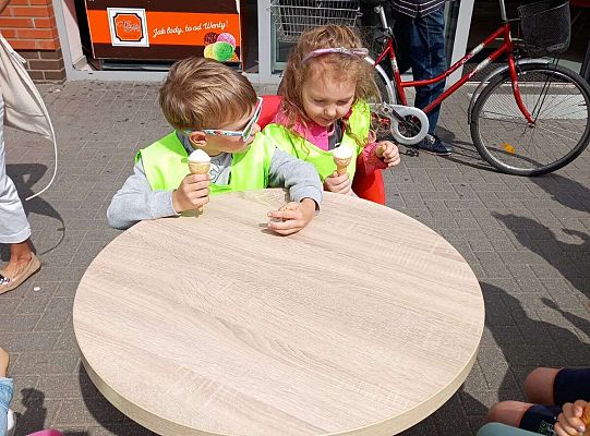 Dzieci jedzą lody