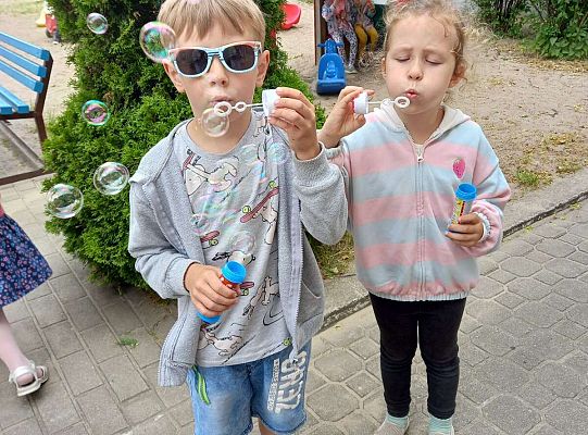 Dzieci puszczają bańki