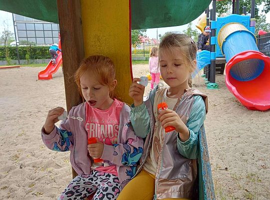 Dzieci puszczają bańki