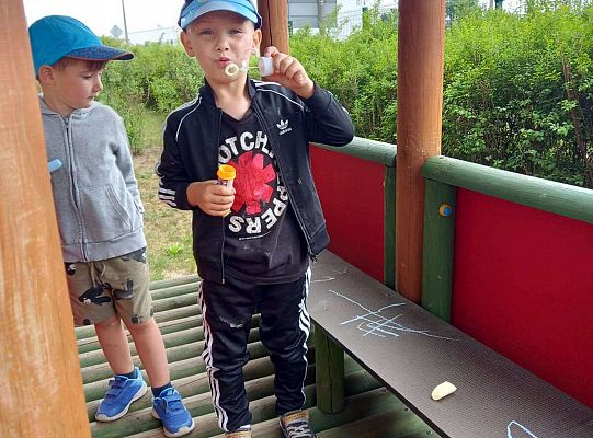 Dzieci puszczają bańki