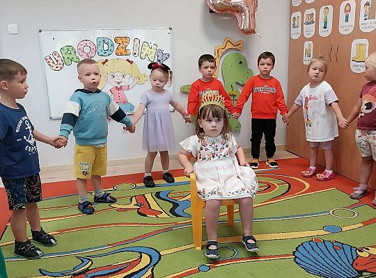 Dzieci śpiewają "sto lat"