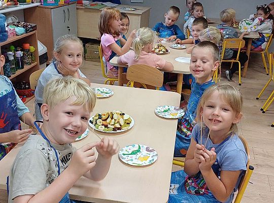 Gr. IV Jesienne dary - robimy szaszłyki owocowe