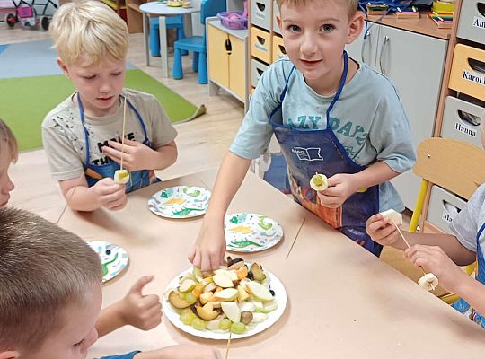 Gr. IV Jesienne dary - robimy szaszłyki owocowe