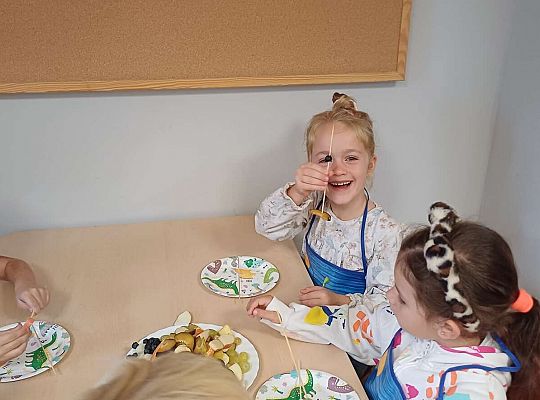 Gr. IV Jesienne dary - robimy szaszłyki owocowe