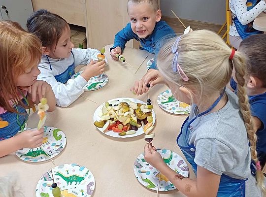 Gr. IV Jesienne dary - robimy szaszłyki owocowe