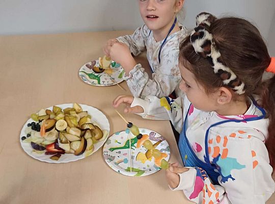 Gr. IV Jesienne dary - robimy szaszłyki owocowe