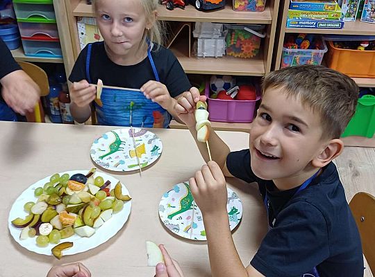 Gr. IV Jesienne dary - robimy szaszłyki owocowe