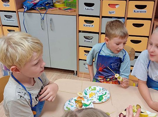 Gr. IV Jesienne dary - robimy szaszłyki owocowe