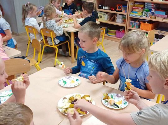 Gr. IV Jesienne dary - robimy szaszłyki owocowe