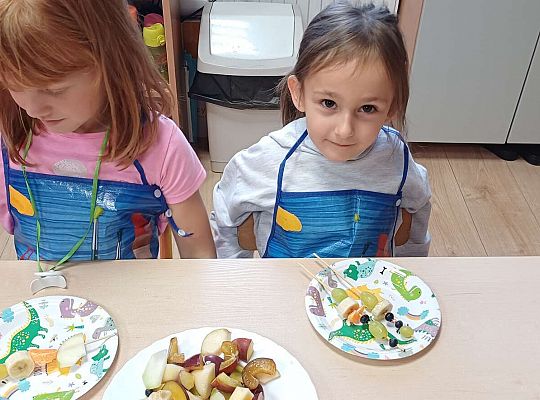 Gr. IV Jesienne dary - robimy szaszłyki owocowe