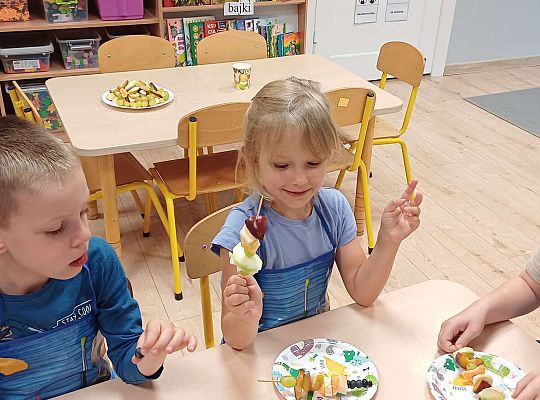 Gr. IV Jesienne dary - robimy szaszłyki owocowe