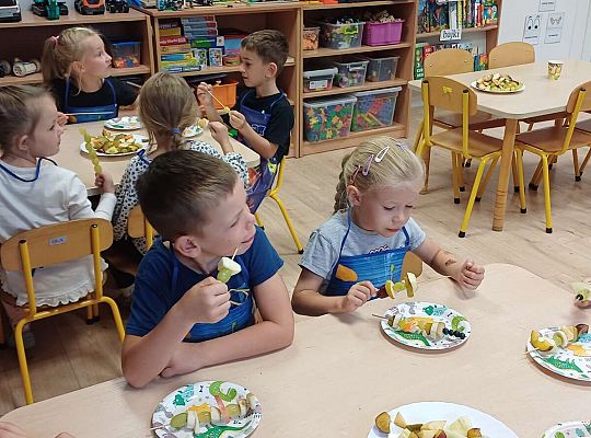 Gr. IV Jesienne dary - robimy szaszłyki owocowe