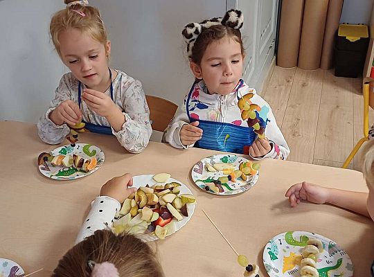 Gr. IV Jesienne dary - robimy szaszłyki owocowe