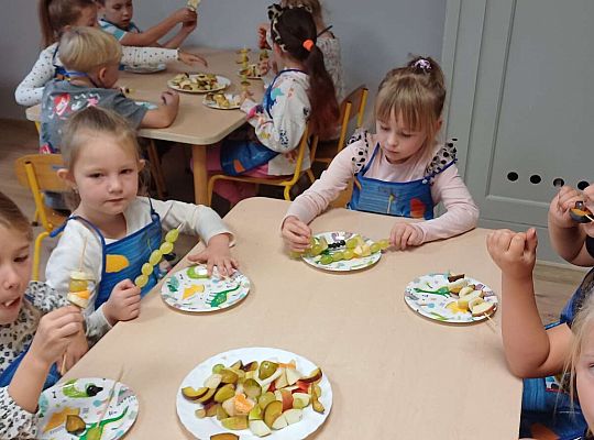 Gr. IV Jesienne dary - robimy szaszłyki owocowe