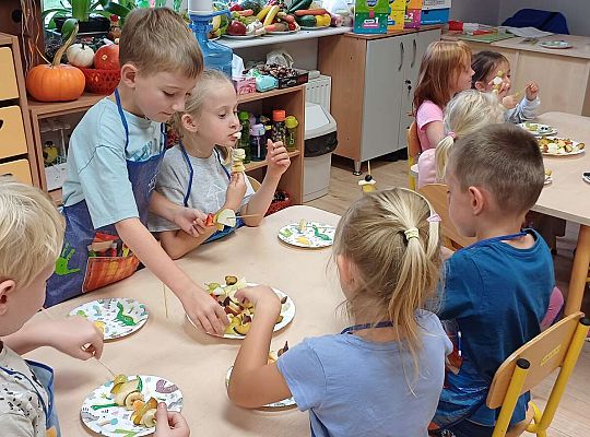 Gr. IV Jesienne dary - robimy szaszłyki owocowe