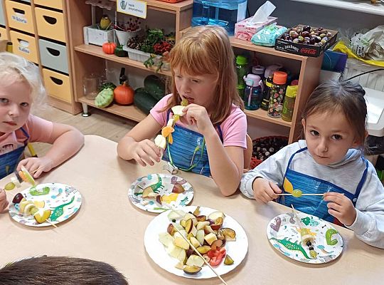 Gr. IV Jesienne dary - robimy szaszłyki owocowe