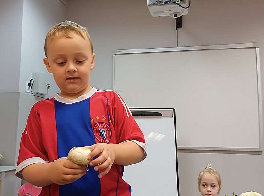 Gr. IV Jesienne dary - robimy szaszłyki owocowe