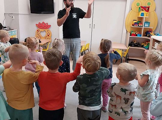 Gr. II Zabawy rytmiczno - taneczne z tatą Ali