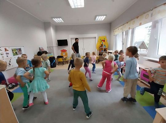 Gr. II Zabawy rytmiczno - taneczne z tatą Ali