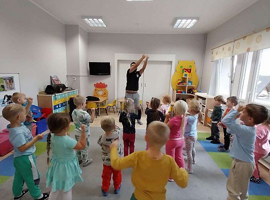 Gr. II Zabawy rytmiczno - taneczne z tatą Ali