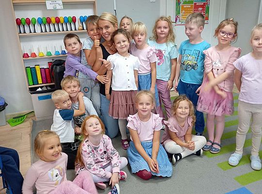 GR. III Zabawy rytmiczno - ruchowe z mamą i tatą Witka